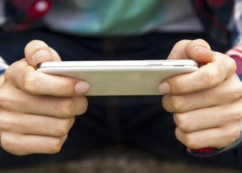 Cara-cara Berbeda Memegang HP Untuk Mobile Gaming