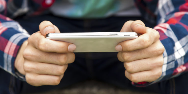 Cara-cara Berbeda Memegang HP Untuk Mobile Gaming