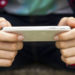 Cara-cara Berbeda Memegang HP Untuk Mobile Gaming