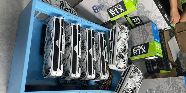 Sejatinya, kartu grafis RTX 3080 tersebut dirilis untuk para gamer sekaligus para fans Gundam, namun malah kena imbasnya para miner. / Photo by: Công Nguyễn