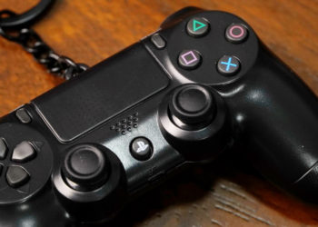 Berikut adalah unboxing santai kami untuk gantungan kunci kontroler PS4 unik dari EasyCard Corporation