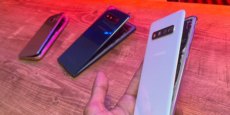 YouTuber Mrwhosetheboss menggali lebih dalam soal permasalahan baterai kembung yang masih rawan dari smartphone Samsung
