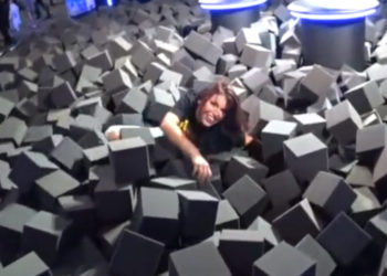 Salah seorang streamer Twitch cedera patah tulang punggung di kolam busa pada acara TwitchCon, dilaporkan juga streamer lain luka-luka
