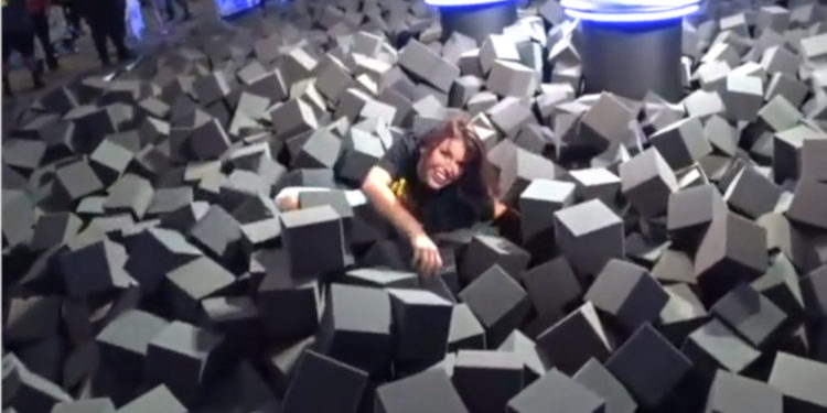 Salah seorang streamer Twitch cedera patah tulang punggung di kolam busa pada acara TwitchCon, dilaporkan juga streamer lain luka-luka