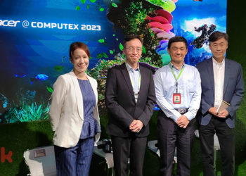 Selain melihat-lihat berbagai teknologi menarik di booth Acer, kami mendapatkan kesempatan wawancara dengan Jane Hsu, Wayne Ma, dan Jerry Kao.