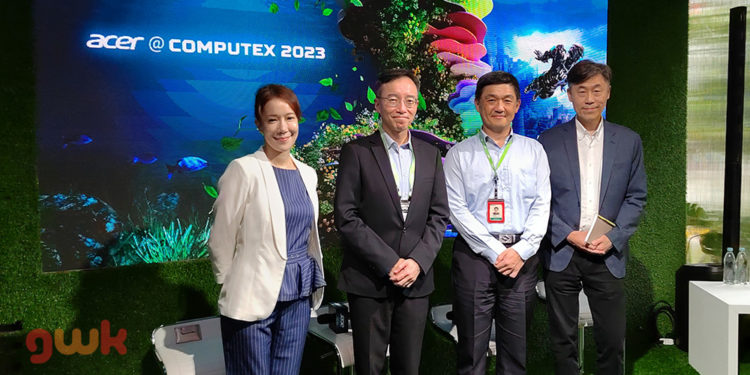 Selain melihat-lihat berbagai teknologi menarik di booth Acer, kami mendapatkan kesempatan wawancara dengan Jane Hsu, Wayne Ma, dan Jerry Kao.