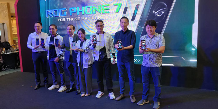 Hari ini ASUS resmi mengumumkan ponsel gaming terbaru ROG Phone 7 sudah resmi diluncurkan di Indonesia dan sudah bisa dibeli para gamer.