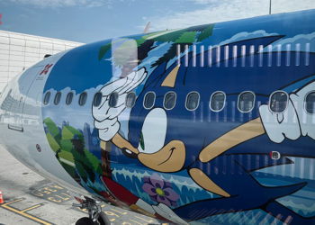 AirAsia meluncurkan pengalaman baru ketika mereka memperkenalkan pesawat unik bertema Sonic the Hedgehog pada penerbangan D7 170.