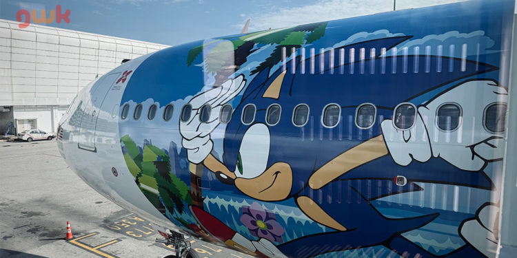 AirAsia meluncurkan pengalaman baru ketika mereka memperkenalkan pesawat unik bertema Sonic the Hedgehog pada penerbangan D7 170.