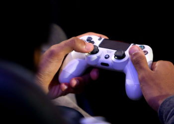 Seorang karyawan salah satu perusahaan Coway Malaysia dipecat karena main PS4 saat bekerja dan ajukan banding dipengadilan.