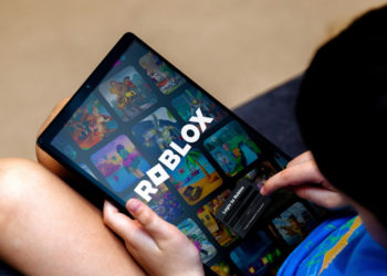 Roblox juga memperkenalkan fitur bawaan yang cuma ngizinin anak-anak di bawah 13 tahun untuk mengirim pesan publik.