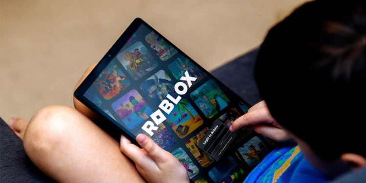 Roblox juga memperkenalkan fitur bawaan yang cuma ngizinin anak-anak di bawah 13 tahun untuk mengirim pesan publik.