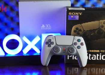 Simak lebih dekat penampakan kontroler DualSense terbaru edisi 30th Anniversary brand PlayStation yang kaya sentuhan nostalgia