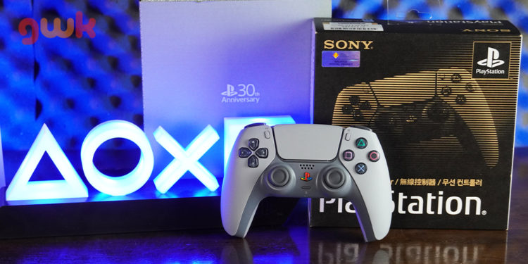 Simak lebih dekat penampakan kontroler DualSense terbaru edisi 30th Anniversary brand PlayStation yang kaya sentuhan nostalgia