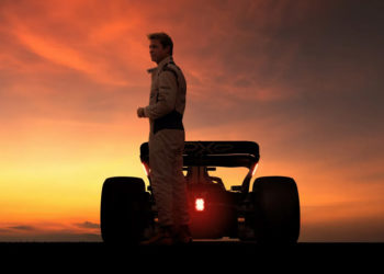 Kalau kamu suka film dengan kombinasi aksi ngebut, drama emosional, dan cerita comeback, F1: The Movie bakal jadi tontonan yang memuaskan.