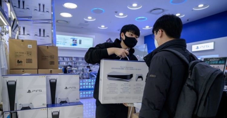 Sony laporkan penjualan PS5 mereka tembus 80,3 juta pengiriman, sedangkan ada sekitar  123 juta pengguna aktif PSN bulanan. Credit Image: Ed JONES / AFP