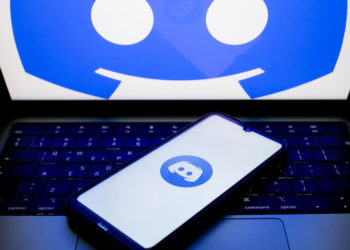 Discord resmi menunda peluncuran sistem verifikasi usia global setelah menuai banyak kritik dari pengguna.