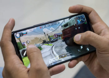 Harga smartphone kelas atas tampaknya masih belum akan turun dalam waktu dekat dan justri berpotensi naik terus karena RAM HP mahal juga.