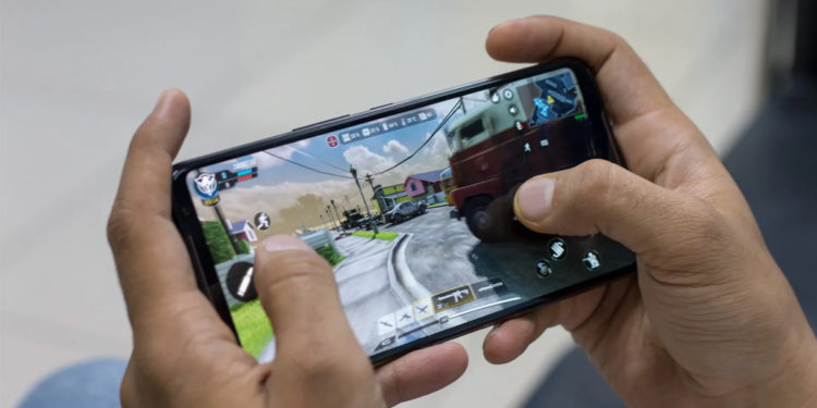 Harga smartphone kelas atas tampaknya masih belum akan turun dalam waktu dekat dan justri berpotensi naik terus karena RAM HP mahal juga.