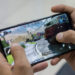 Harga smartphone kelas atas tampaknya masih belum akan turun dalam waktu dekat dan justri berpotensi naik terus karena RAM HP mahal juga.